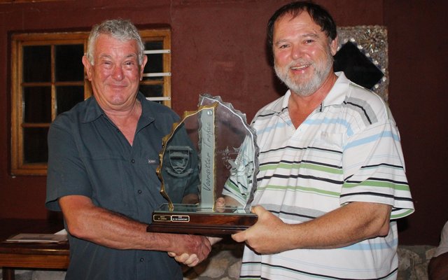 Frans Claassen (regs) oorhandig die Voorsitterstrofee aan Maynard van Niekerk (Snr)